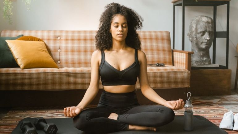 Importancia de la meditación en la transformación personal femenina